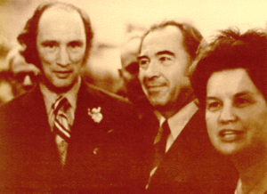 Сенатор Павло Юзик з дружиною Марією розмовляють з Прем’єр-міністром П. Е. Трюдо після оголошення ним політики багатокультурності під час Конґресу Українців Канади в Вінніпезі, 9 жовтня 1971 року.