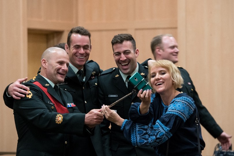 Members of 3RCR Roto 4 Op UNIFIER posing for a grateful attendee (spouse of the Defence Attaché of Ukraine) at the UWVA – CAF Appreciation Event held in Toronto on 1 Jun 2018.